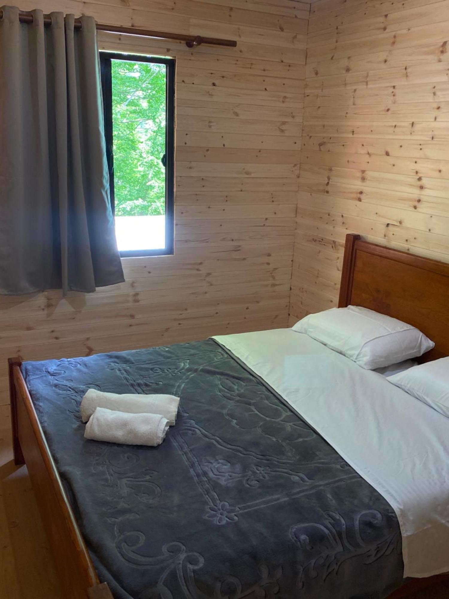 Riverside Komani Lake Chambre photo