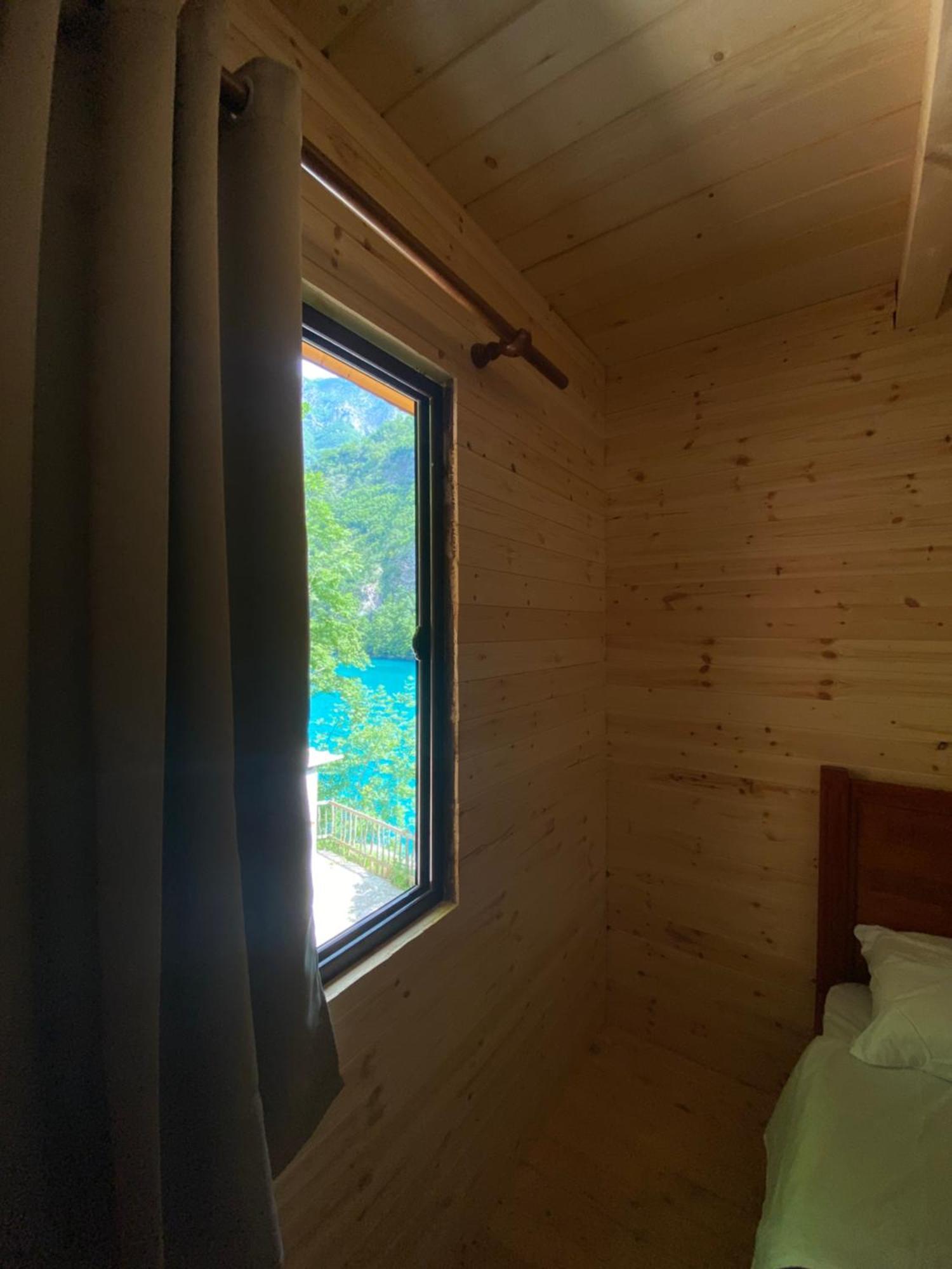 Riverside Komani Lake Chambre photo