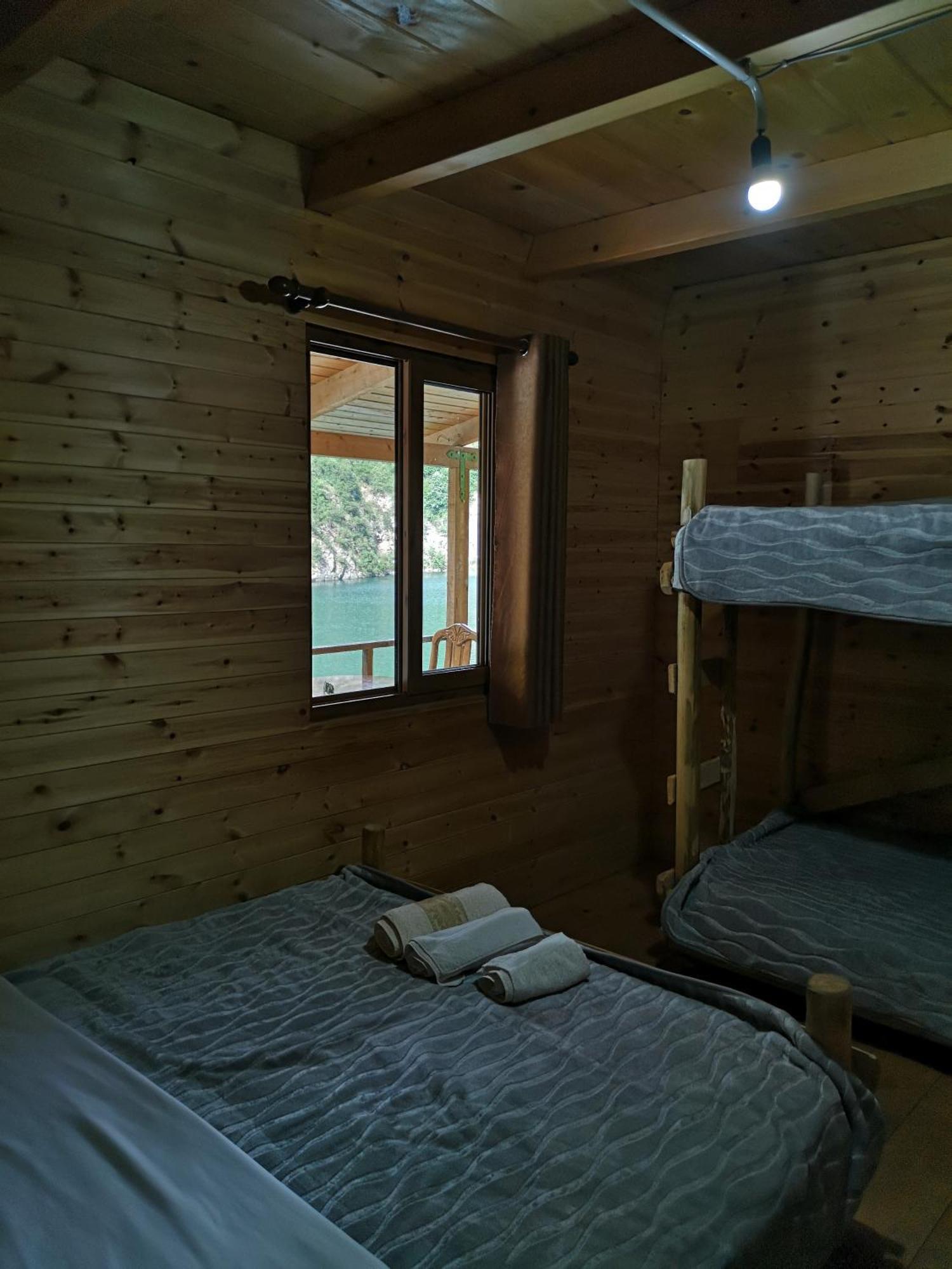 Riverside Komani Lake Chambre photo
