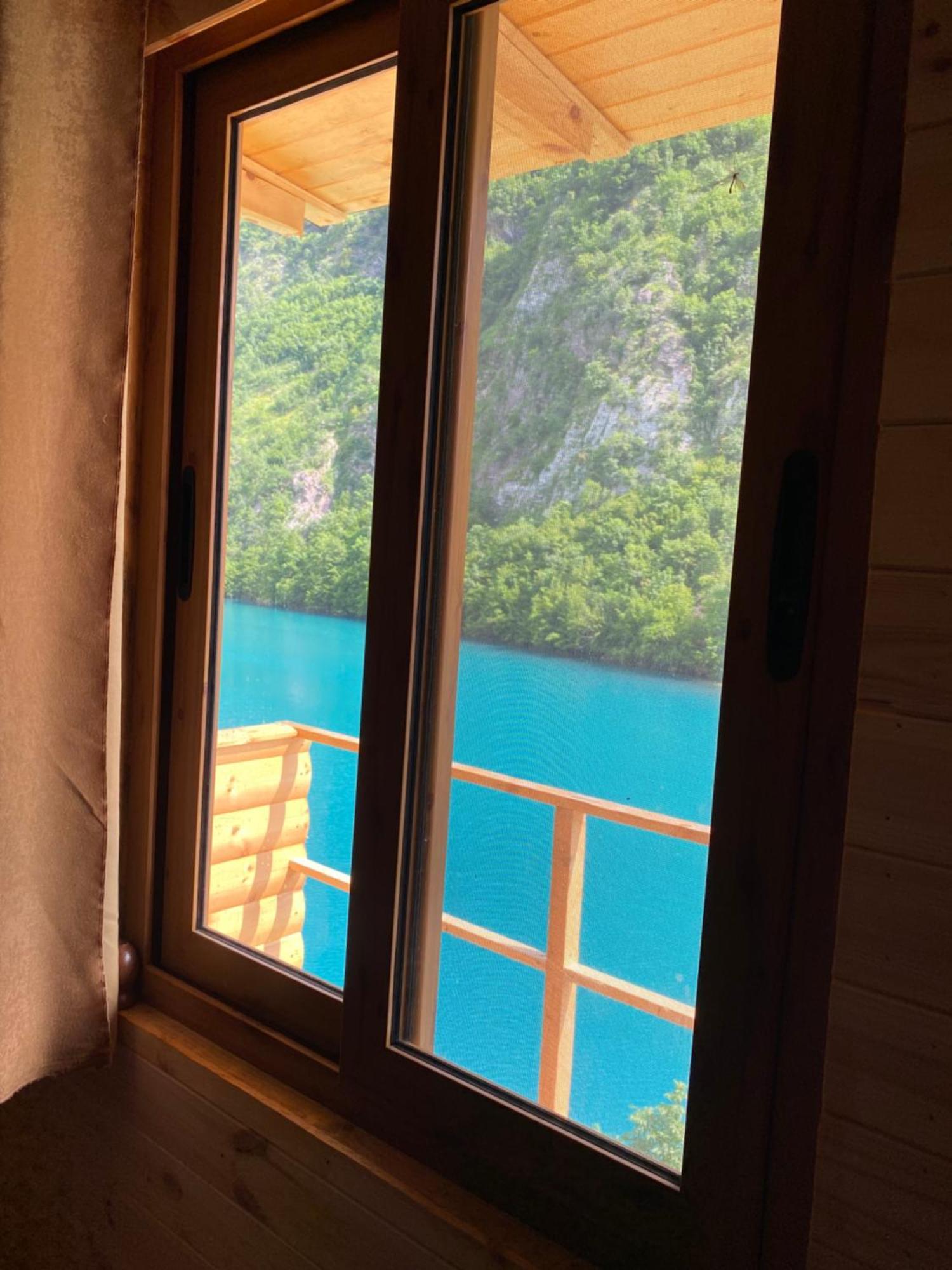 Riverside Komani Lake Chambre photo