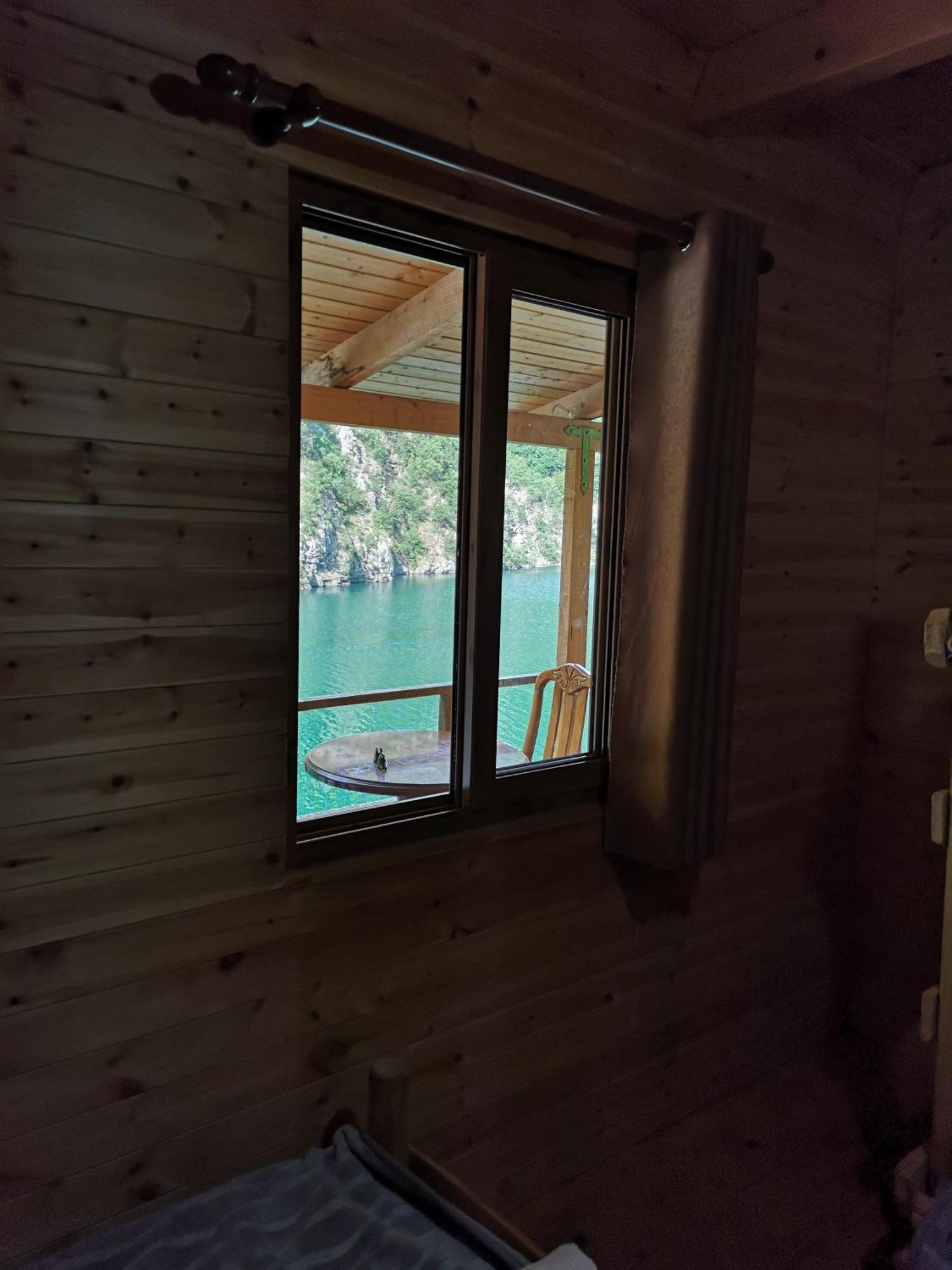 Riverside Komani Lake Chambre photo
