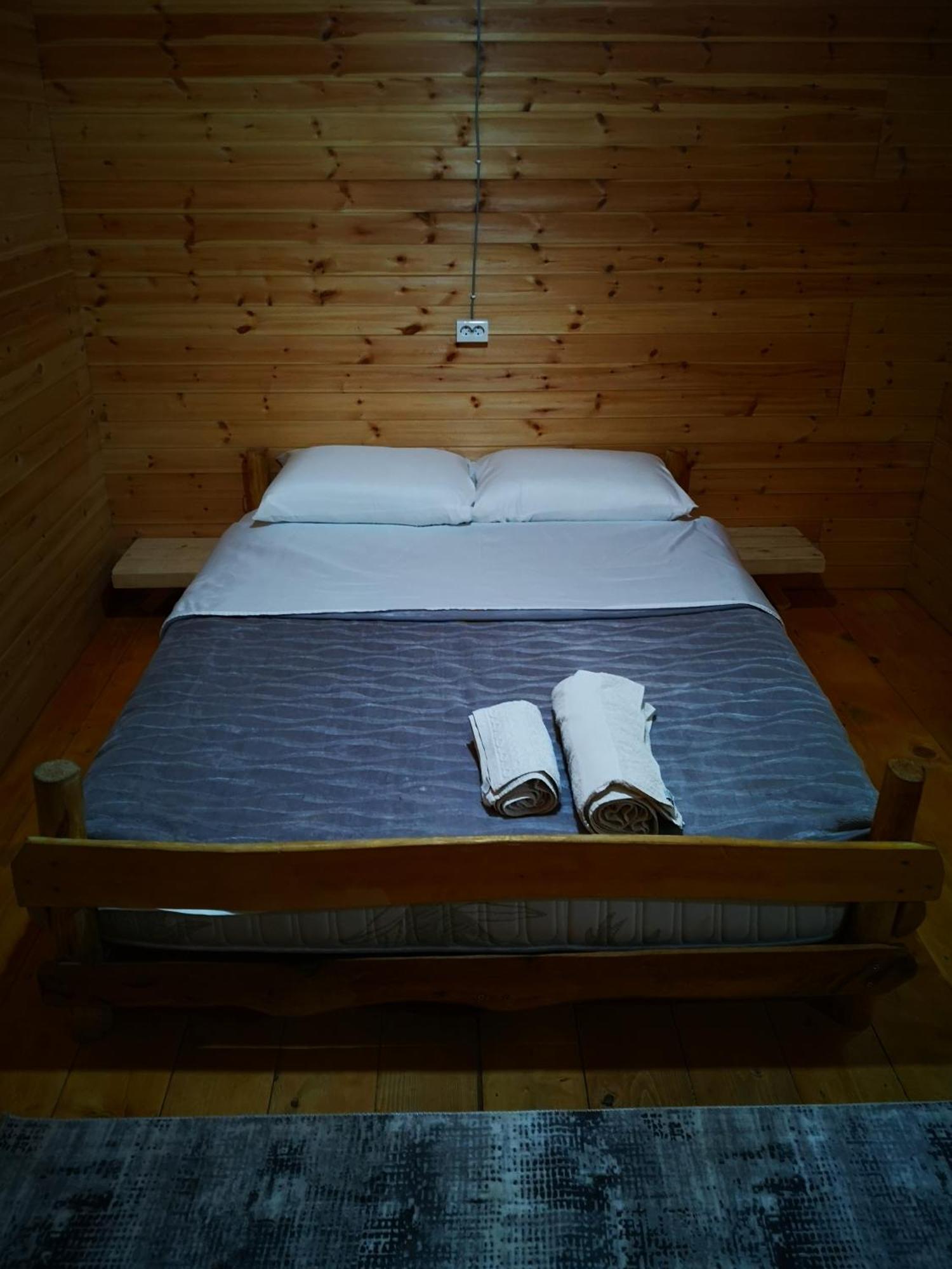 Riverside Komani Lake Chambre photo